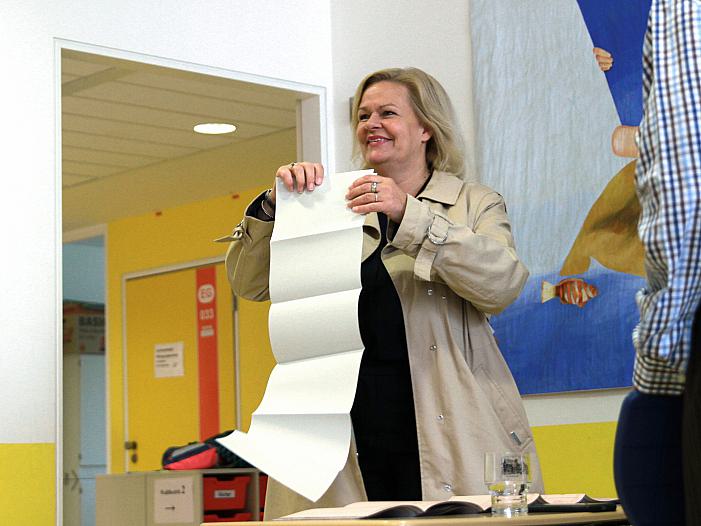 Spitzenkandidaten in Hessen und Bayern geben Stimme ab Spitzenkandidaten in Hessen und Bayern geben Stimme ab