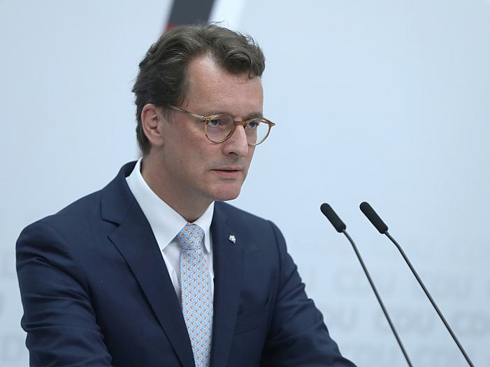 Wüst hält trotz Ruanda-Urteils an Drittstaaten-Modell fest