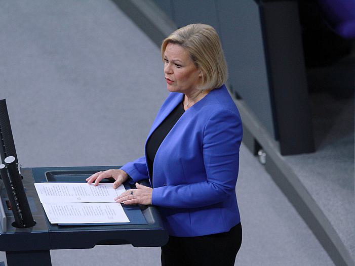 Faeser wirbt für härtere Strafen für Schleuser