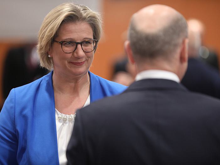 Saarlands Ministerpräsidentin für Aussetzen der Schuldenbremse Saarlands Ministerpräsidentin für Aussetzen der Schuldenbremse